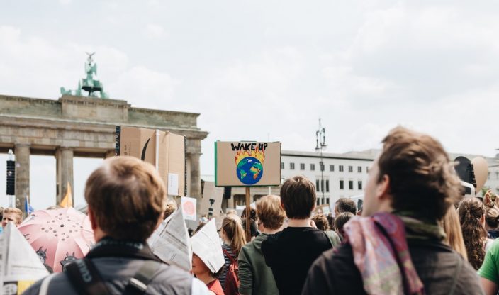 Menschen demonstrieren vor Brandenburger Tor