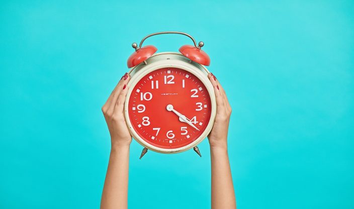 Uhr von Händen getragen