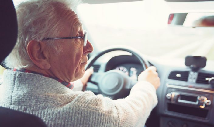 Rentner fährt Auto