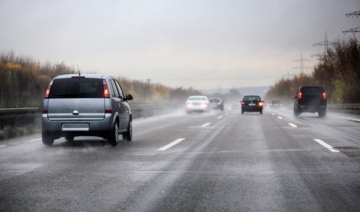Autos auf regennasser Autobahn