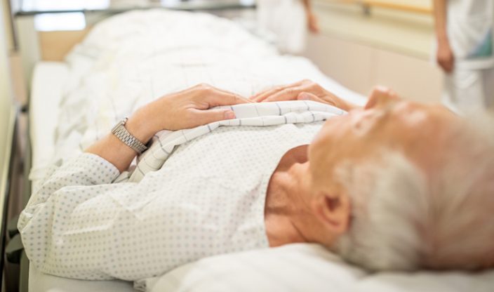 Alte Person im Krankenhausbett