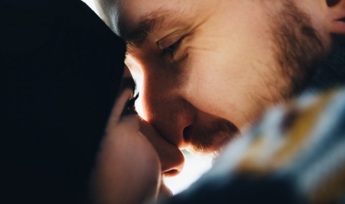 Frau und Mann schauen sich an