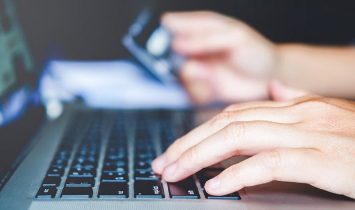 Mann beim Online Banking