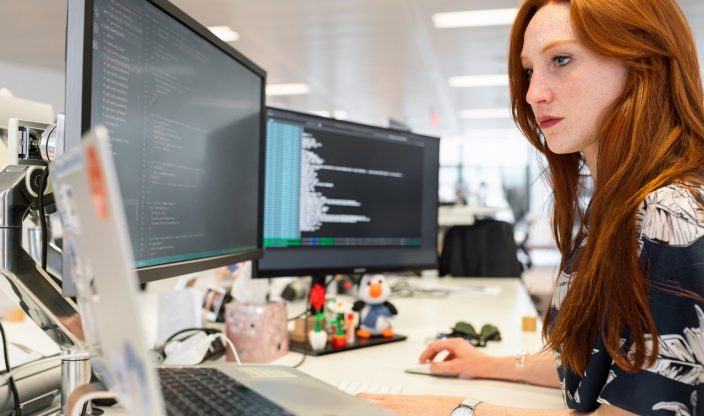 Frau arbeitet am Computer