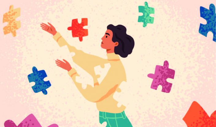 Frau umgeben von Puzzleteilen