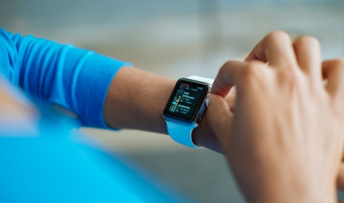 Person mit Fitness-Tracker
