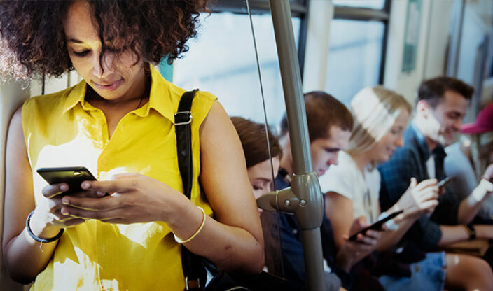 Frau am Smartphone in der Bahn