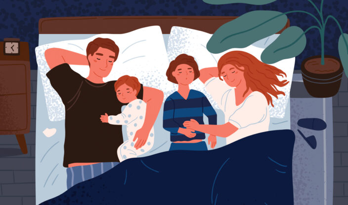 Familie liegt im Bett