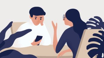 Mann und Frau sitzen am Tisch