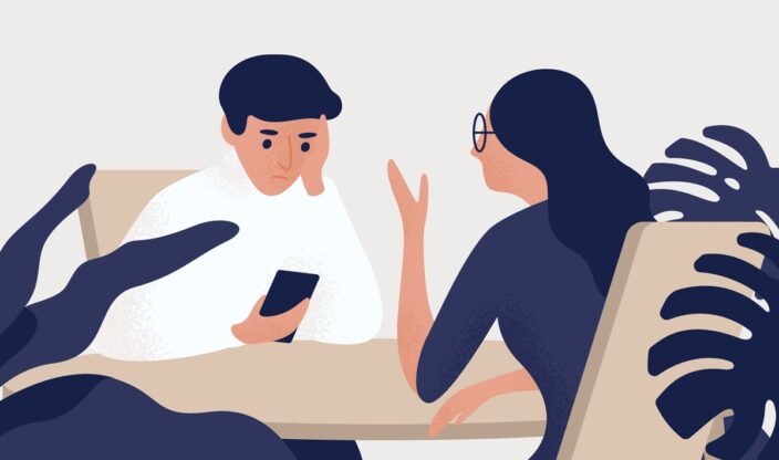 Mann und Frau sitzen am Tisch