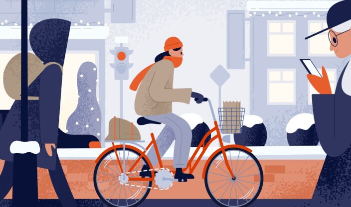 Frau fährt im Winter Rad