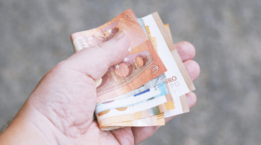 Geldscheine in einer Hand