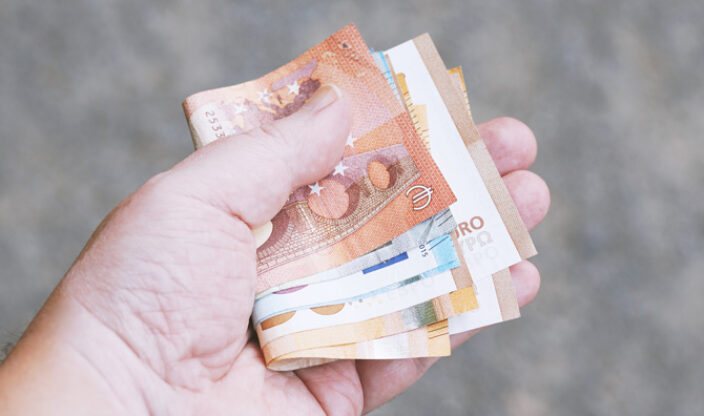 Geldscheine in einer Hand