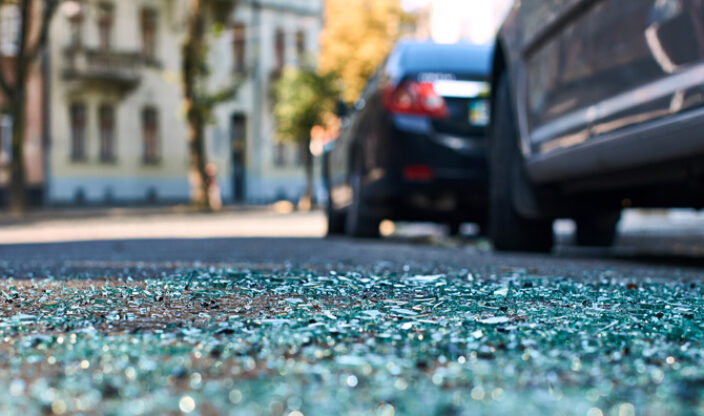 Autoglasscherben auf dem Boden