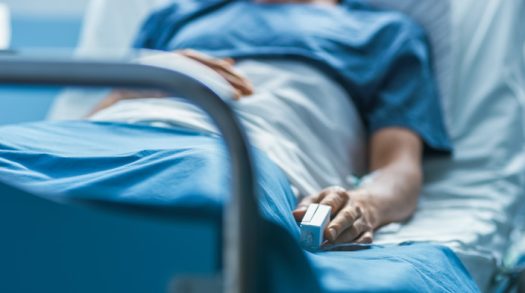 Person liegt im Krankenhausbett