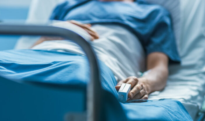 Person liegt im Krankenhausbett