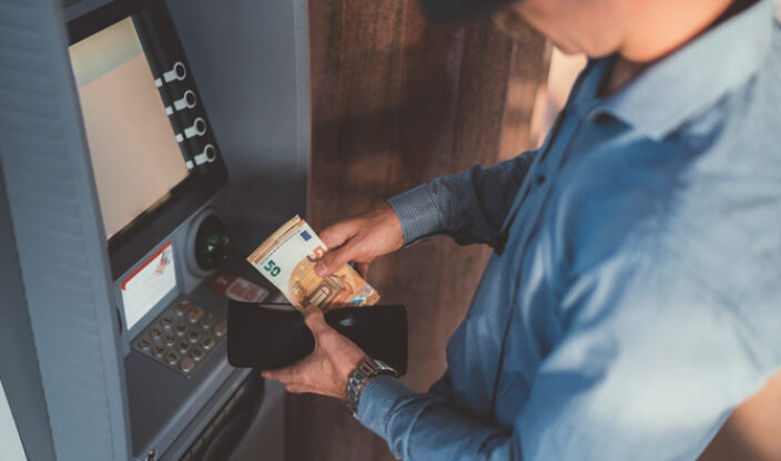 Geld in die Brieftasche packen