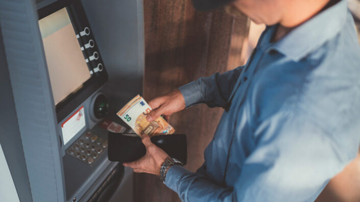 Geld in die Brieftasche packen