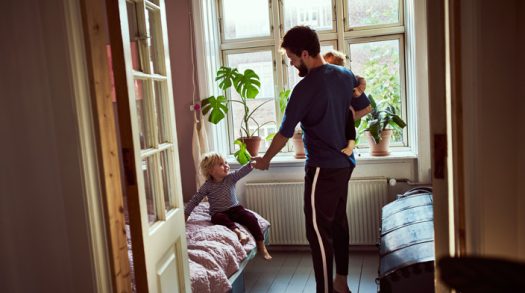 Vater mit Kindern im Zimmer