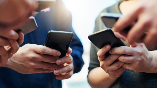 Hände an Smartphones