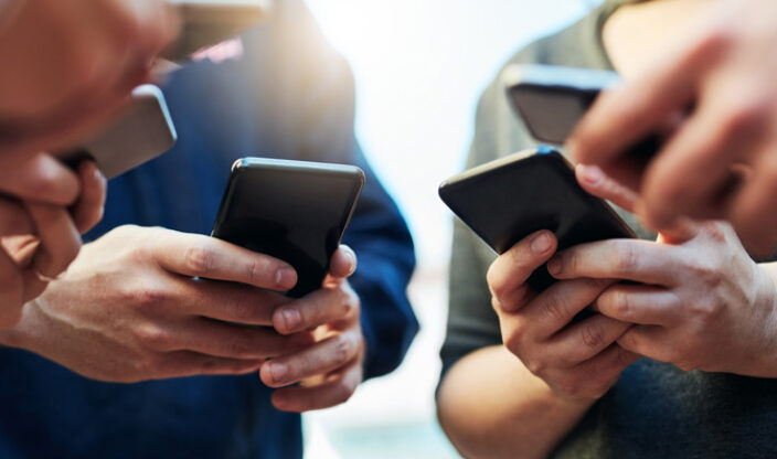 Hände an Smartphones