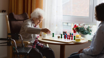 Ältere Frau spielt im Pflegeheim
