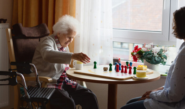Ältere Frau spielt im Pflegeheim