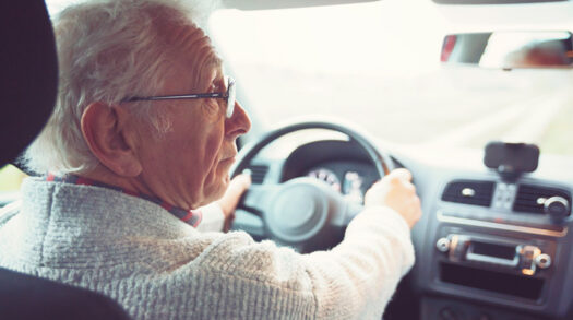 Rentner fährt Auto