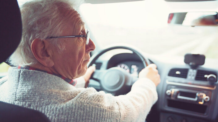 Rentner fährt Auto