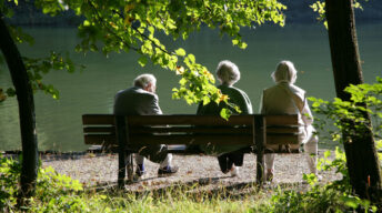 Rentner auf einer Bank