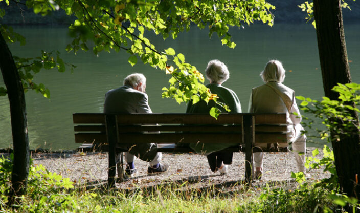 Rentner auf einer Bank