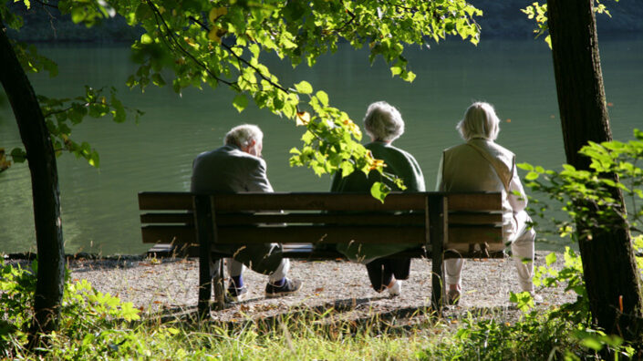 Rentner auf einer Bank