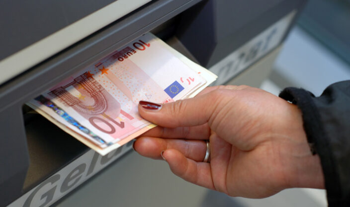 Geld abheben am Automaten