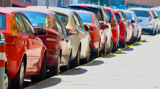 Geparkte Autos am Straßenrand