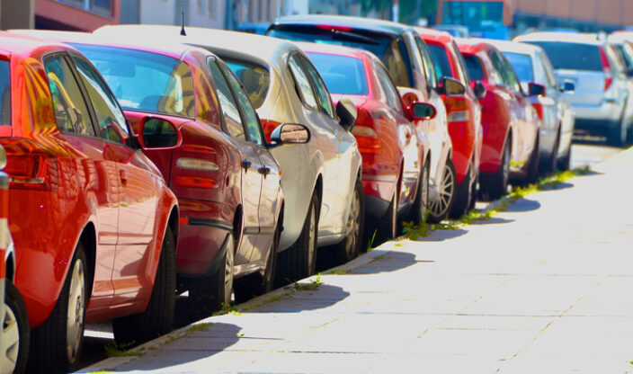 Geparkte Autos am Straßenrand