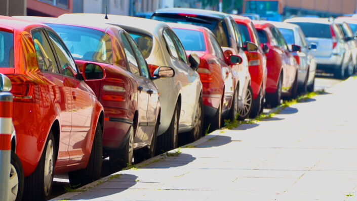 Geparkte Autos am Straßenrand