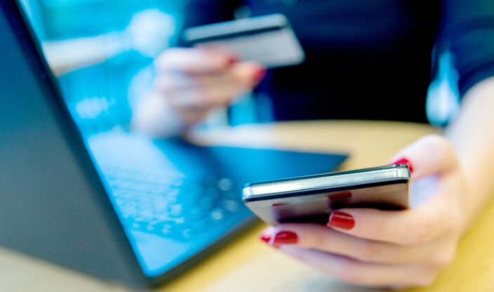 Frau beim Online Banking