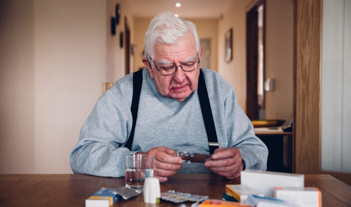 Rentner nimmt Medikamente