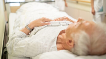 Alte Person im Krankenhausbett