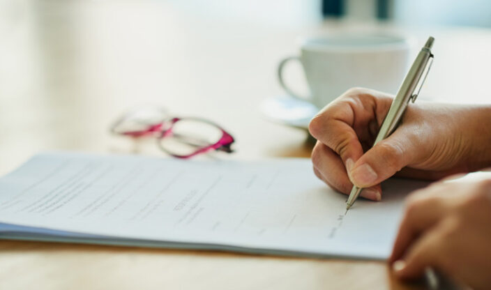 Unterschrift auf Vertrag geben