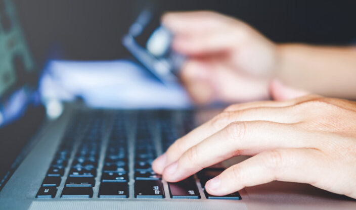 Mann beim Online Banking