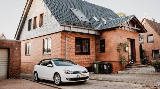 Auto vor Einfamilienhaus