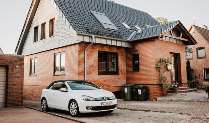 Auto vor Einfamilienhaus