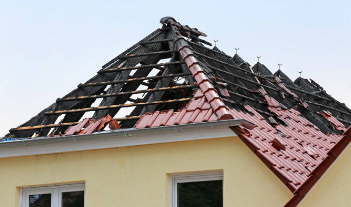 Hausdach mit Sturmschaden