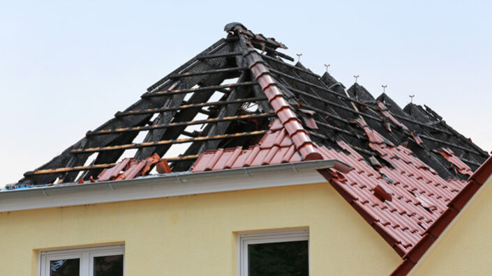 Hausdach mit Sturmschaden