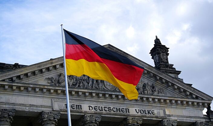 Bundestag mit Fahne