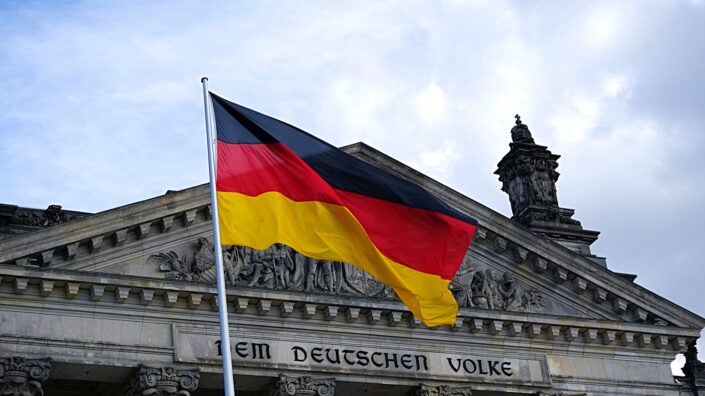 Bundestag mit Fahne