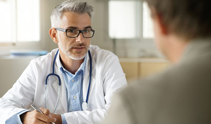 Arzt im Gespräch mit Patient