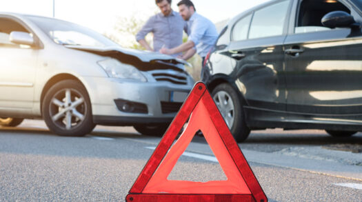 Autounfall zwischen zwei Fahrzeugen