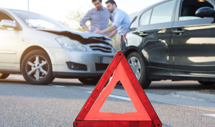 Autounfall zwischen zwei Fahrzeugen